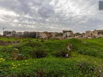 Anche su questa parte di strada costiera non mancano per� vecchi capannoni in abbandono: fabbricati in pietra e lamiera ormai quasi interamente diroccati 